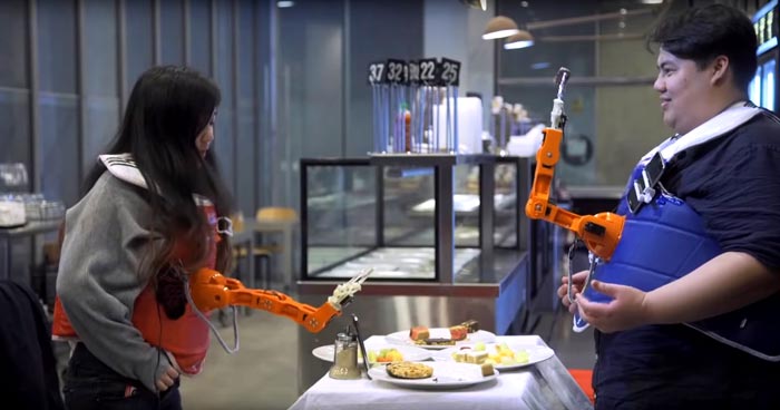 ربات غذا دهنده هوشمند - Arm-A-Dine