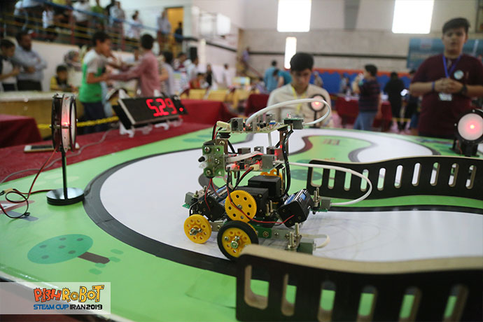 ربات‌های گوناگون در مسابقات رباتیک اتومبیل های بدون راننده دانش آموزی