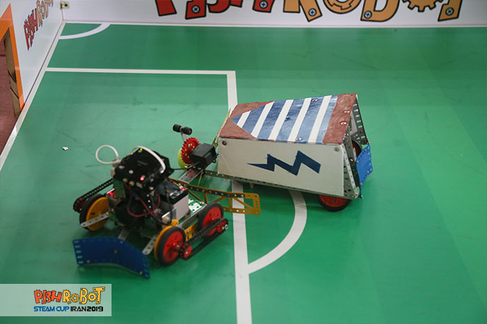دو ربات غول آسا در حال رقابت در مسابقات ربات های فوتبالیست غول آسا
