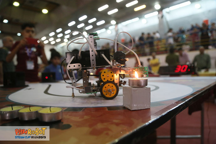 ربات امدادگر در حال خاموش کردن آتش در مسابقات استیم کاپ ایران ۲۰۱۹