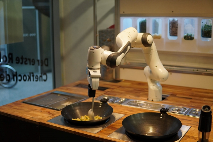 بازوی رباتیک در آشپزخانه داوینچی