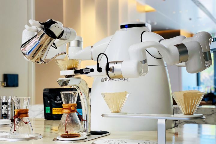 ربات در حال درست کردن قهوه